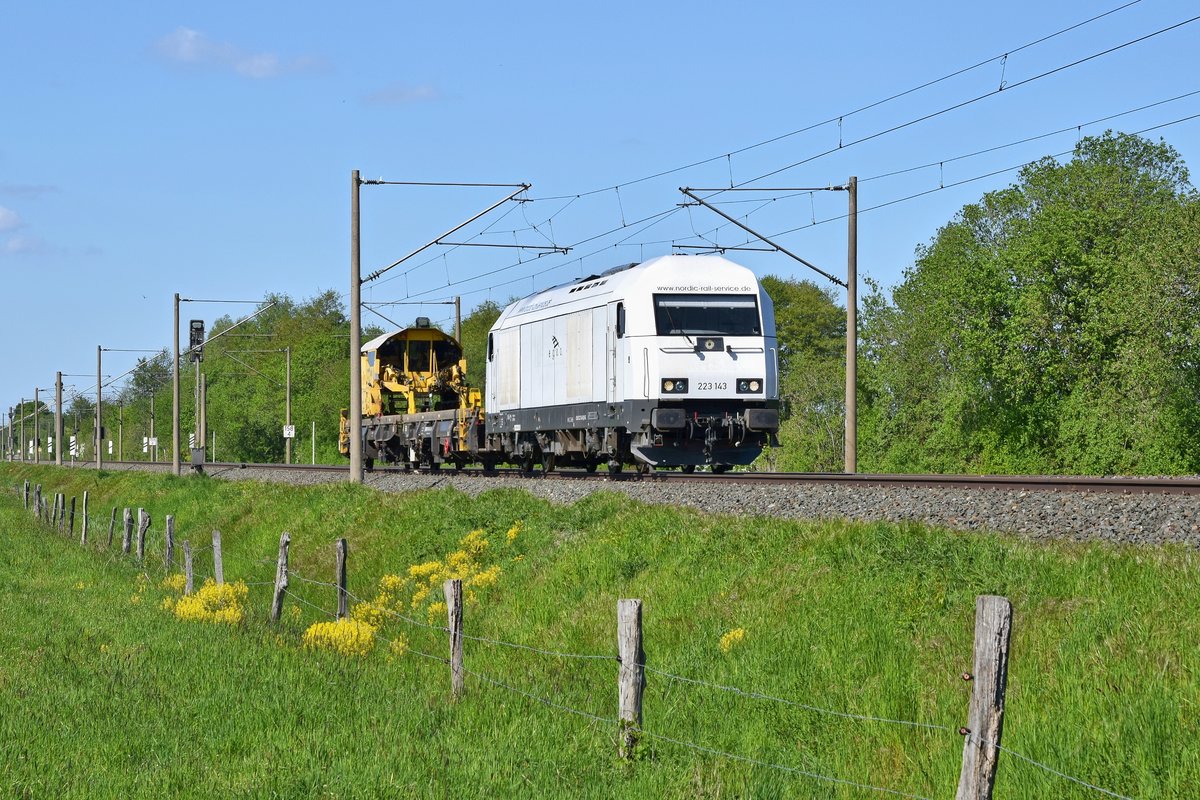 LHG 223 143, vermietet an e.g.o.o., mit kurzem Bauzug in Richtung Osnabrück (Hüde, 13.05.19).