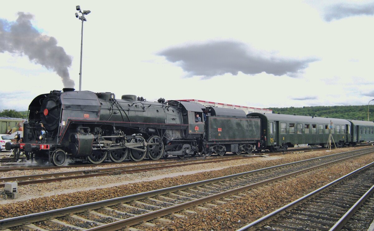 'Liberation' 141 R-1126 schiebt ein Dampfsonderzug nach Troyes aus Longueville am 18 September 2011.