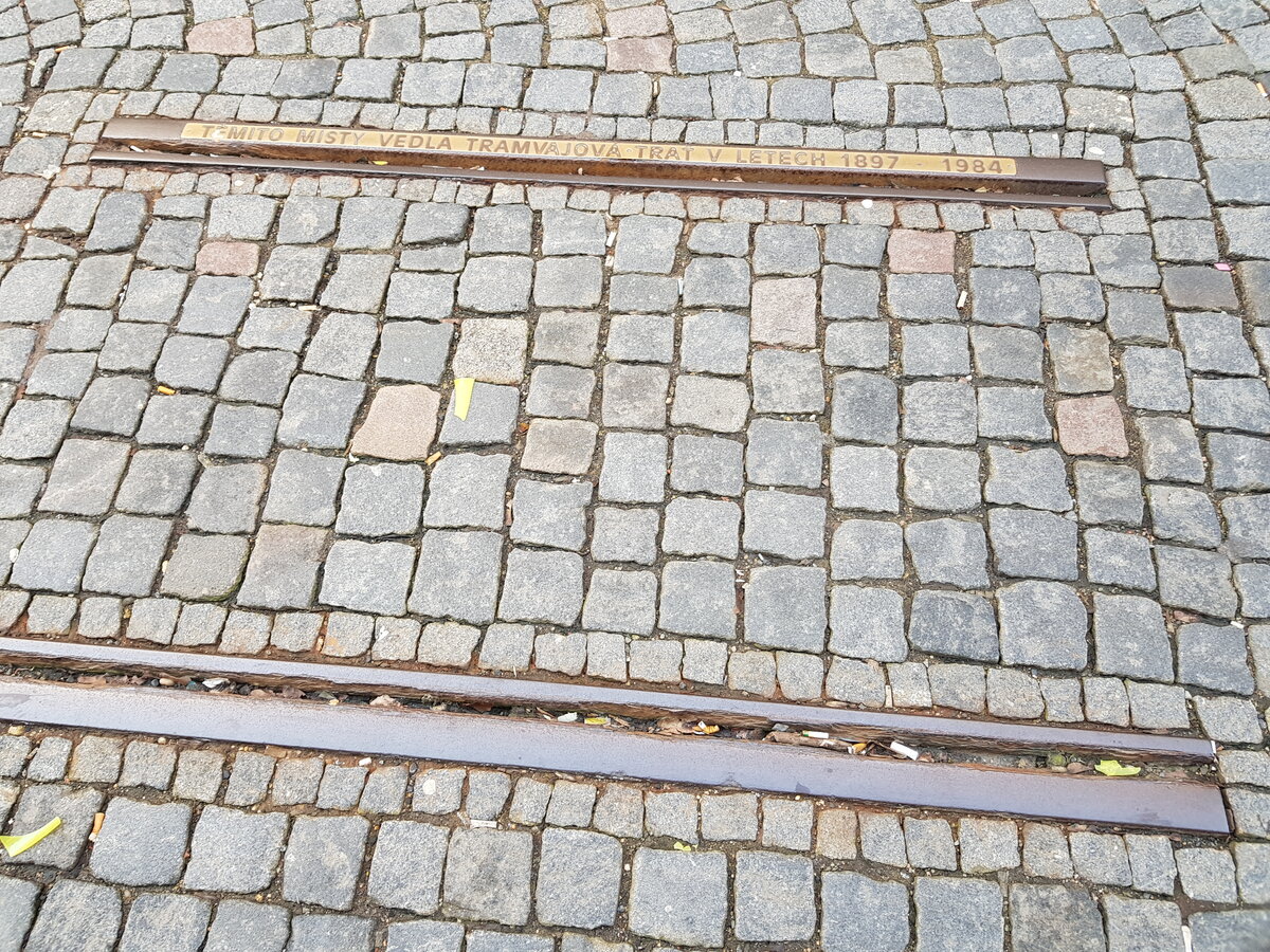 Liberec/Reichenberg__'Hier fuhr von 1897 bis 1984 die Straßenbahn' verkündet das  sprechende Gleis  in der einen Zufahrtstraße zum Rathausplatz.__04-03-2024