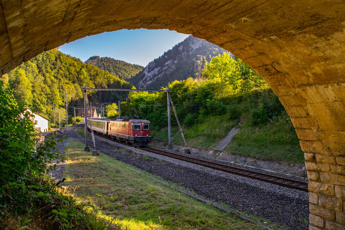l'IC 51 a été remplacé par le fantastique Dispo Zug, Re 4/4 II avec les voitures EW II. Ici sur la photo on peut apercevoir en arrière plan qu'elle vient de terminer son passage dans les gorges de Moutier et traverse le petit village de Roche BE en direction de Delémont et Bâle CFF pour son terminus (29/07/2020)
Instagram: rail_screen