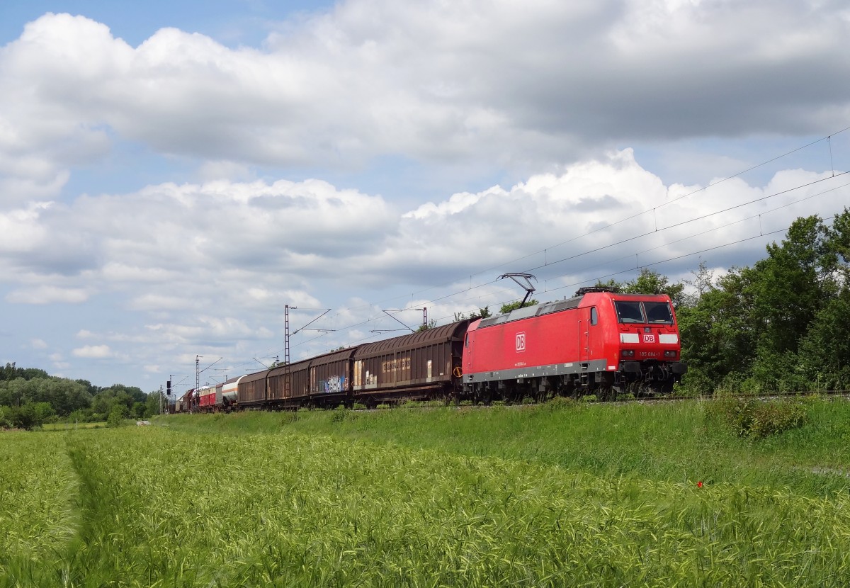 Licht an oder Licht aus?
Naja für wenige Sekunden scheinte die Sonne durch die Wolken auf die 185 084, welche dann aber doch für  Licht aus  plädiert. Tja, Sonne... den Einsatz hättest du dir sparen können. ;)
Aufgenommen bei Thüngersheim im Maintal... leider ohne Main und Tal.