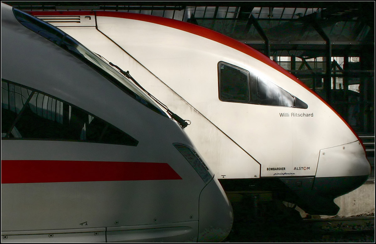 Licht und Schatten -

... im Züricher Hauptbahnhof. ICE T und ICN nebeneinander. 

31.10.2005 (M)