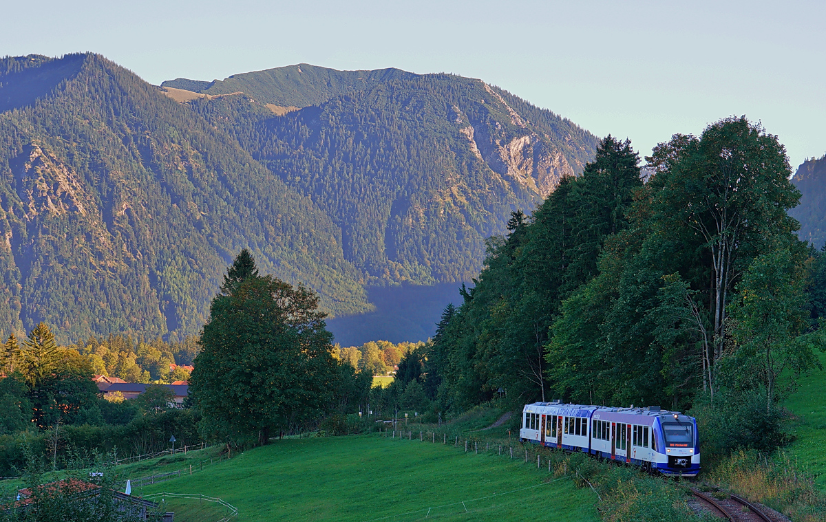 Licht und Schatten: Am Sp�tnachmittag des 25.09.2026 hat der VT 492 vor kurzem Fischhausen-Neuhaus verlassen und f�hrt unterhalb des 1746 m hohen J�gerkamps nach Schliersee