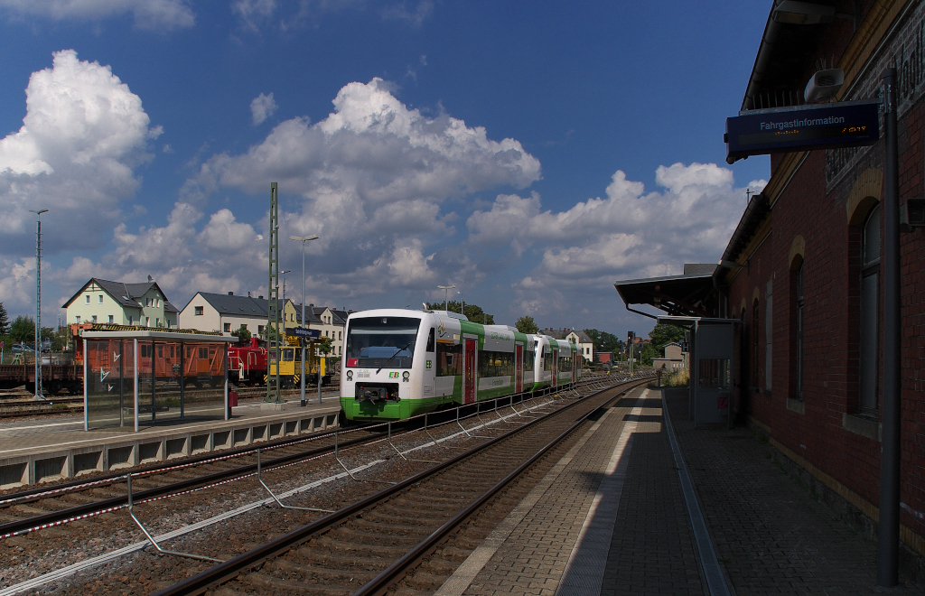 Licht und Schatten gab es am 10.08.2013 in Schnberg im Vogtland.
Der Bahnsteig von Gleis 1lag im Schatten als VT 326 der Erfurter Bahn und ein Schwestertriebwagen den Bahnhof aus Gera in Richtung Hof passierten.
Zu Zeiten der DR htte Gleis 1 in der Sonne gelegen, denn das Empfangsgebude lag frher in Insellage.
Das Richtungsgleis nach Plauen ging an der anderen Seite des Gebudes vorbei.
Schnberg verlor aber nach der Wende immer mehr seine Bedeutung als Knotenbahnhof.
Die Strecken nach Hirschberg/Saale und Schleiz gehen zwar immer noch in Schnberg von der Strecke Leipzig Hof ab aber der Verkehr auf den Nebenbahnen hlt sich in berschaubaren Grenzen.
Nach Hirschberg nur noch als Anschlubahn zur Rettenmeier Holzindustrie und nach Schleiz noch Museumsbahn Betrieb.
Auf der Hauptstrecke hlt nur noch die Vogtlandbahn Zwickau - Hof im Zweistundentakt.
Bahnstrecke 6362 Leipzig - Hof