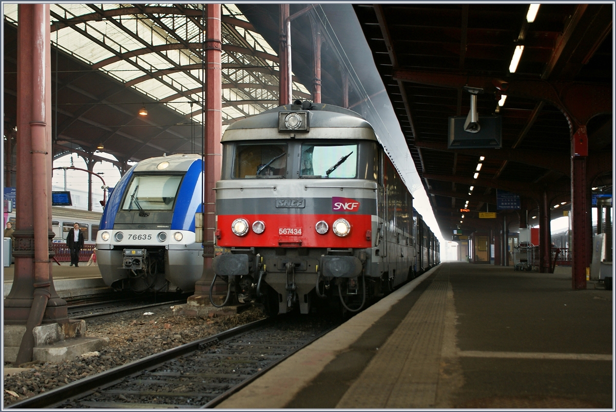 Licht und Schatten, Nebel und Sonne, und mitten drin die SNCF BB 67434 im Bahnhof von Strasbourg .

29. Okt. 2011