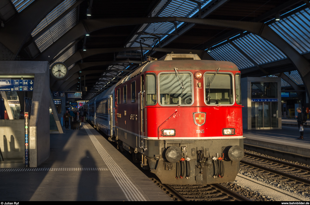 Licht und Schatten: Re 4/4 II 11145 am Abend des 14. Mai 2017 mit dem NightJet nach Graz / Zagreb in der Halle des Zürcher HB.