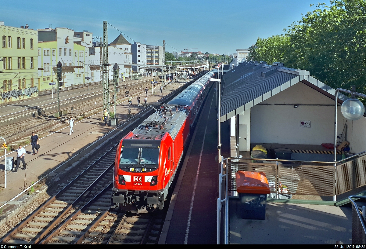 Licht und Schatten:
Smartphone-Aufnahme in Form eines Nachschusses auf 147 005-3 von DB Regio Baden-Württemberg als RB 19964 von Stuttgart Hbf nach Heilbronn Hbf, die den Bahnhof Ludwigsburg auf Gleis 1 erreicht.
Aufgenommen von der Fußgängerbrücke.
[23.7.2019 | 8:26 Uhr]