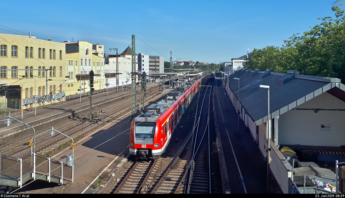 Licht und Schatten:
Smartphone-Aufnahme in Form eines Nachschusses auf 423 ???, 423 ??? und 423 006-6 der S-Bahn Stuttgart als S5 von Stuttgart Schwabstraße nach Bietigheim-Bissingen, die den Bahnhof Ludwigsburg auf Gleis 2 erreichen.
Aufgenommen von der Fußgängerbrücke.
Bild durchlief die Selbstfreischaltung.
[23.7.2019 | 8:29 Uhr]
