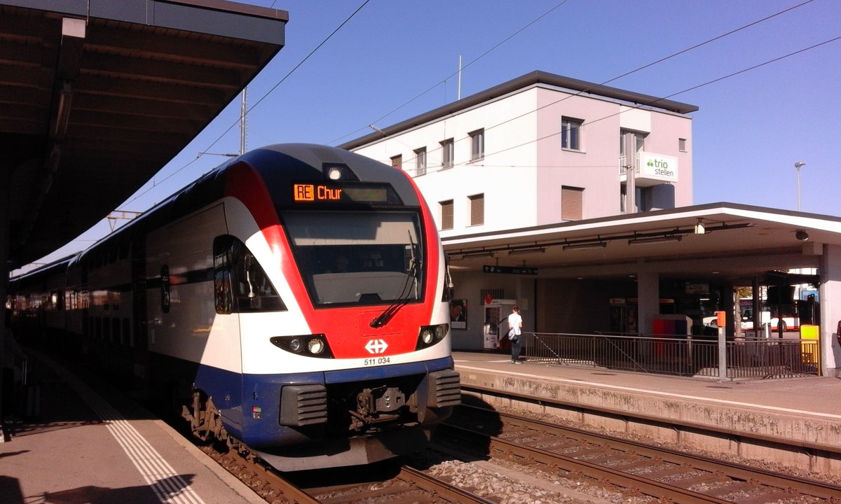 Licht- und Schattenspiel im Bahnhof Wil! Im Mittelpunkt steht der Regioexpress nach Chur, der an diesem Mittag vom RABe 511 034 des ZVV geleistet wurde.

Wil SG, 14.10.2018