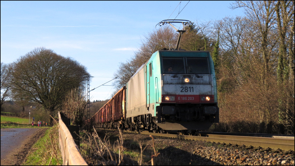 Licht und Schattenspiele an der Montzenroute bei frühlingshaften Wetter am 25.Jan.2016. Die belgische 2811 (Cobra) kommt soeben die Gemmenicher Rampe hinunter,am Haken ein gemischter Güterzug. 