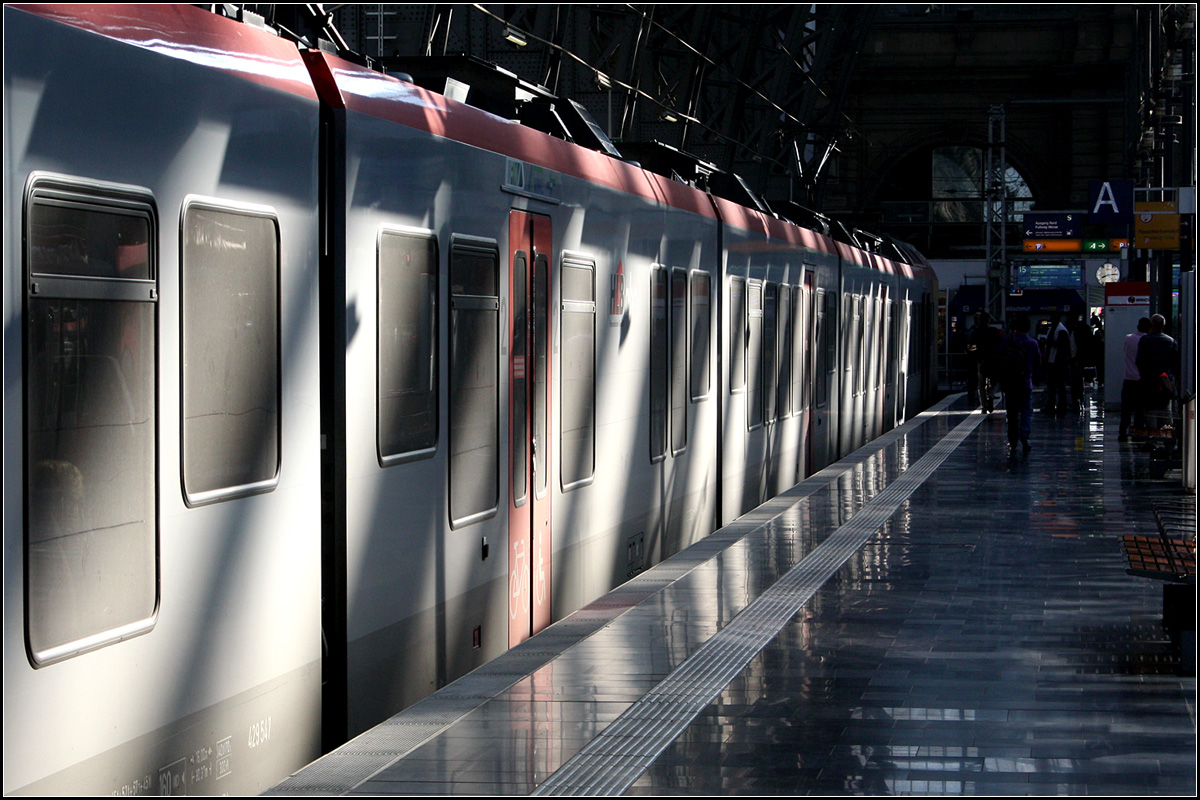 Licht- und Schattenspiele -

Schöner noch sind die Licht-Schattenstreifen auf dem Stadler-Flirt, den wir für unsere Weiterfahrt nutzen.

13.08.2016 (M)