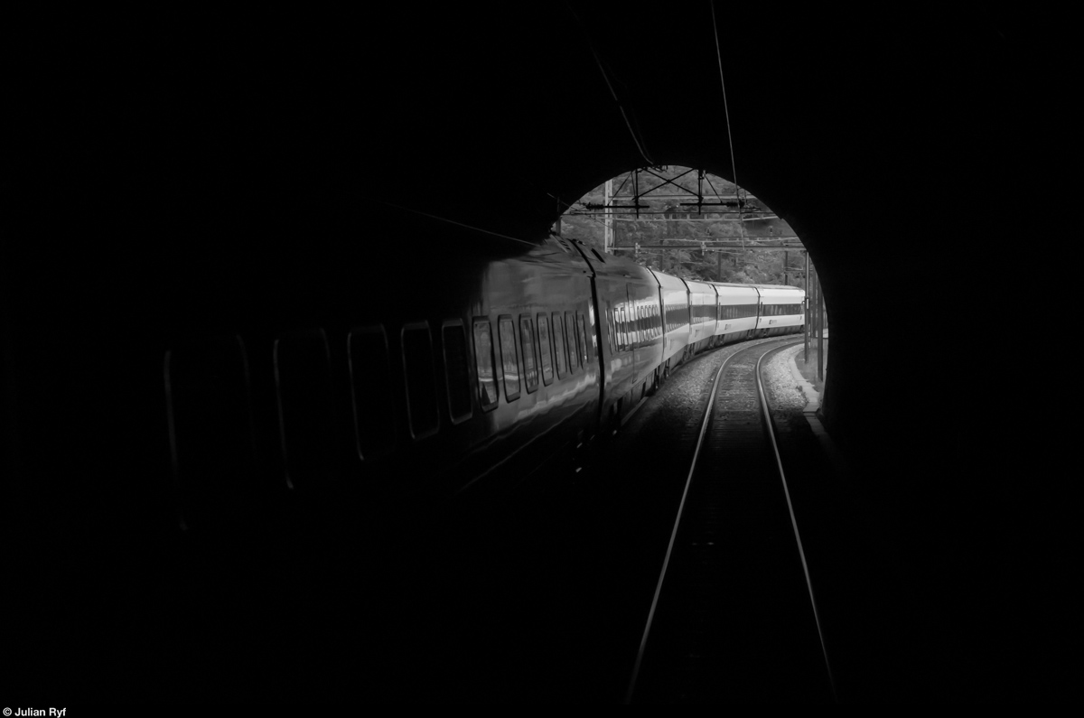 Lichtblick mit ICN. Kreuzung mit einem ICN in einem der zahlreichen Tunnels der Gotthard Südrampe. Aufgenommen am 25. Mai 2015 in der Dazio Grande.