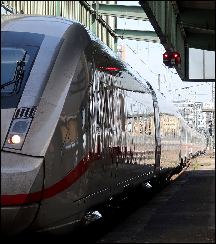 Lichtreflexionen und Spiegelungen -

... entlang der Seite eines ICE 4 im Stuttgarter Hauptbahnhof.

15.03.2020 (M)