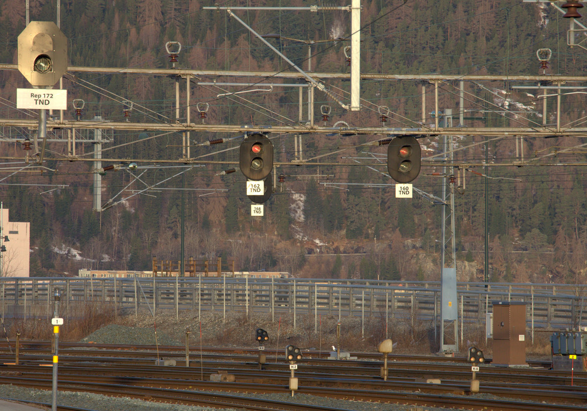 Lichtsignale , am Tragwerk der Oberleitung befestigt, in Trondheim. 14.04.2018 06.45 Uhr.