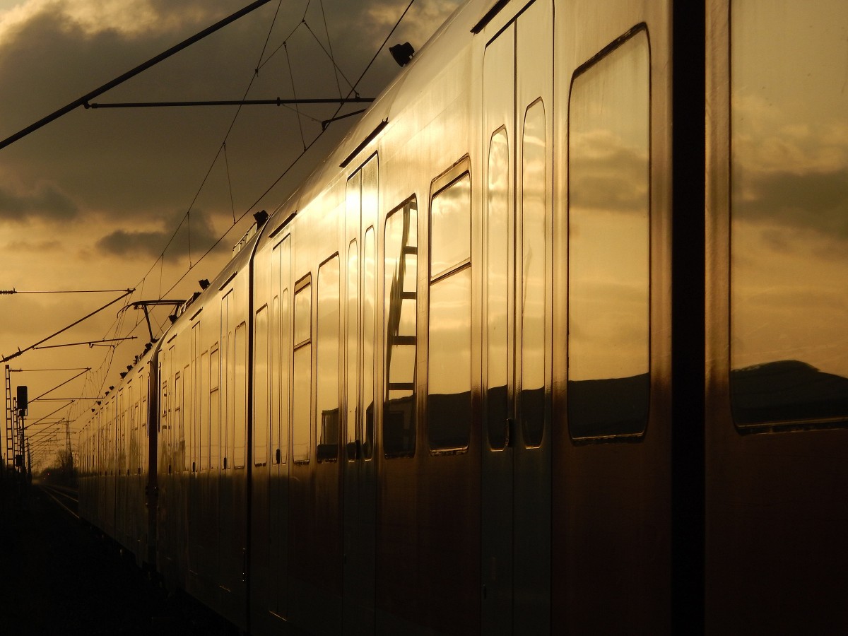 Lichtspiegelung an einer S-Bahn in Neuss Allerheiligen am Morgen des 11.1.15

Allerheiligen 11.01.2015
