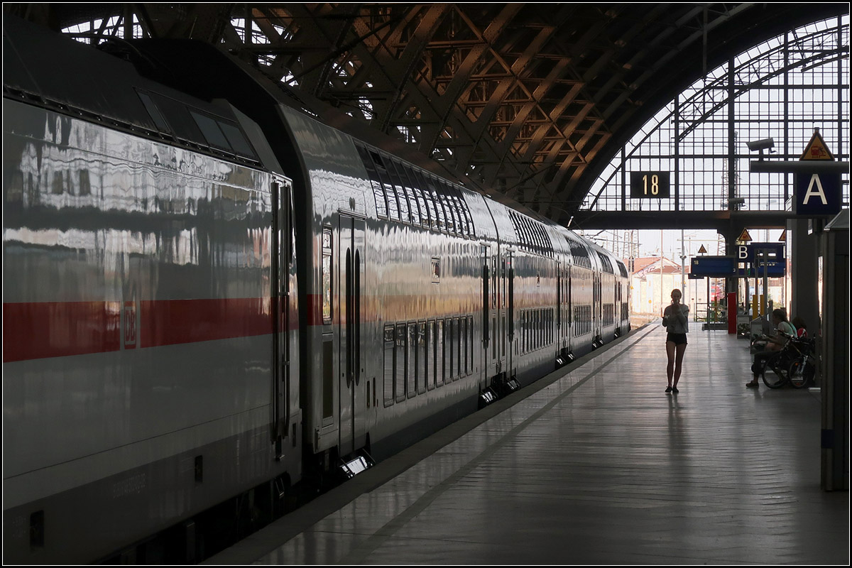 Lichtspiegelung in Leipzig -

IC-Dosto im Hauptbahnhof Leipzig.

27.08.2017 (M)