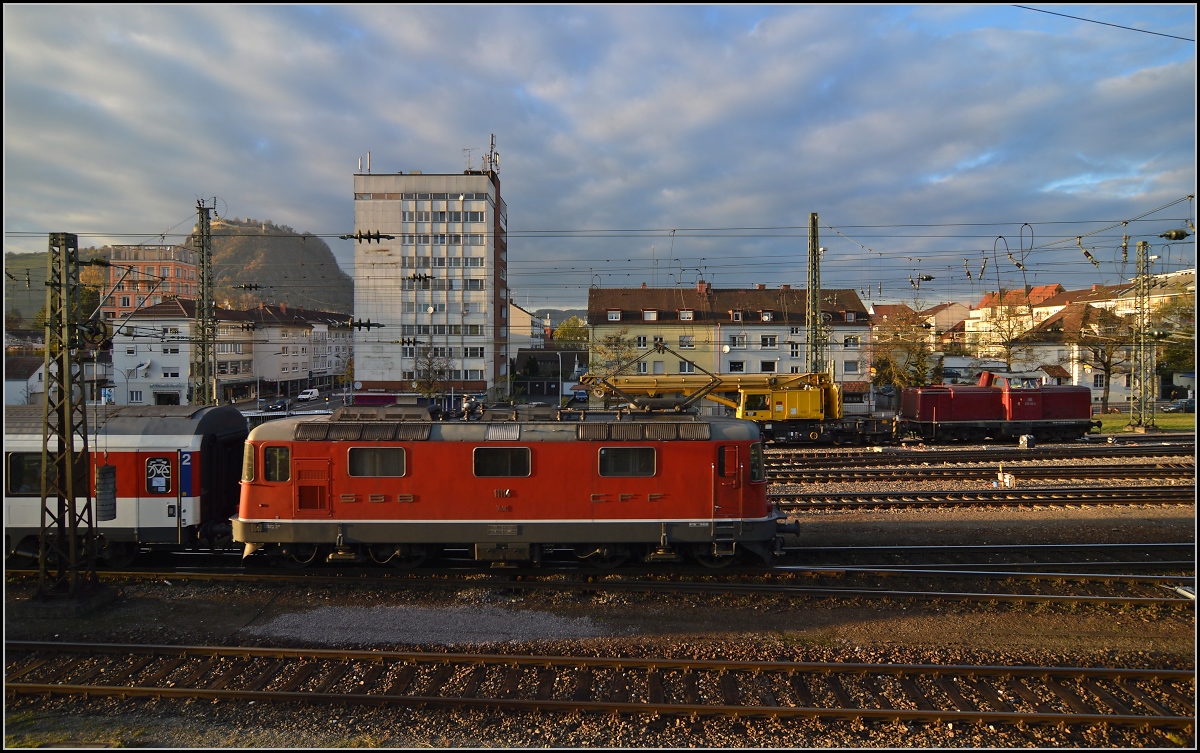 Lichtspiele in Singen am Hohentwiel. 

Re 4/4<sup>II</sup> trifft mit IC 184 in Singen ein. Im Hintergrund der Hohentwiel, auch bekannt aus Viktor von Scheffels Roman  Ekkehard . November 2013.