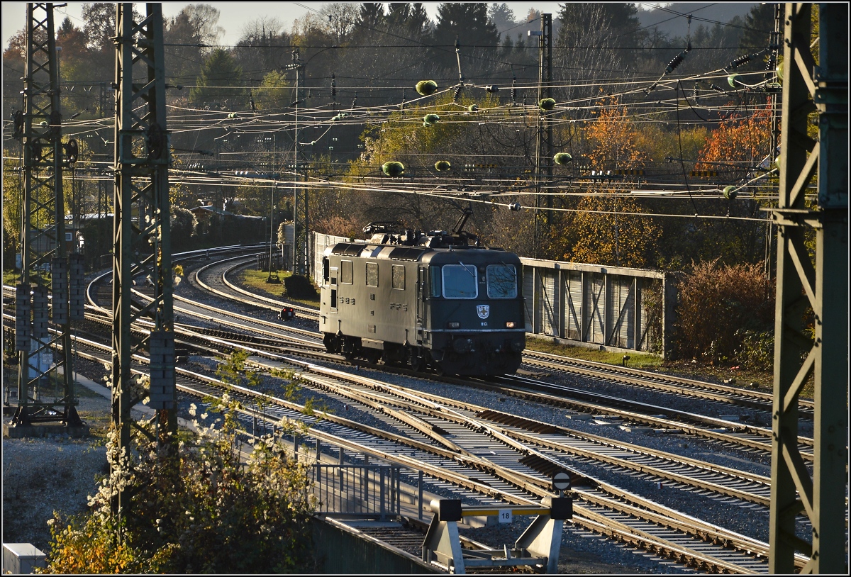 Lichtspiele in Singen am Hohentwiel.

Das Lichtspiel einmal in Negativ - Re 4/4<sup>II</sup> 11161 bringt sich in Wartepostion um den IC 187 Stuttgart-Zürich pünktlich zu übernehmen. November 2013.