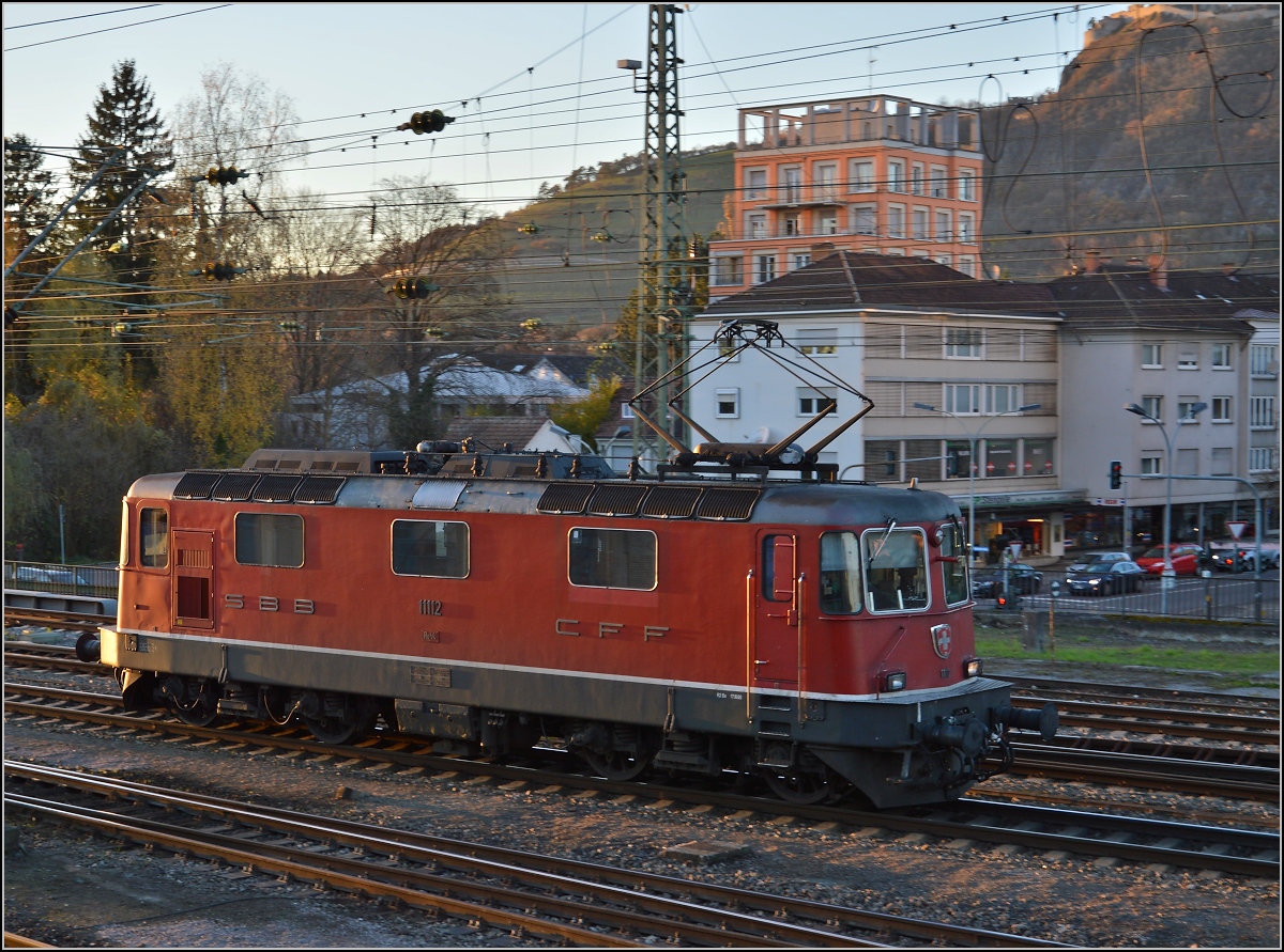 Lichtspiele in Singen am Hohentwiel.

Re 4/4<sup>II</sup> 11112 setzt sich vor den IC 184 Stuttgart-Zürich. November 2013.