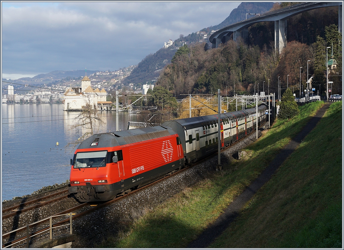 Lichttechnisch gesehen kam der IR 90 1715 nicht eine Sekunde zu früh: Die SBB Re 460 067-2 zieht die IC 2000 Wagengarnitur beim Château de Chillon Richtung Brig.

Seit dem Fahrplanwechsel verkehrt zur Verbesserung der Pünktlichkeit ein IR 90 Umlauf mit Doppelstockwagen in den sonst weiterhin von EWIV geprägten IR90 Zügen zwischen Brig und Genève. 

4. Januar 2020