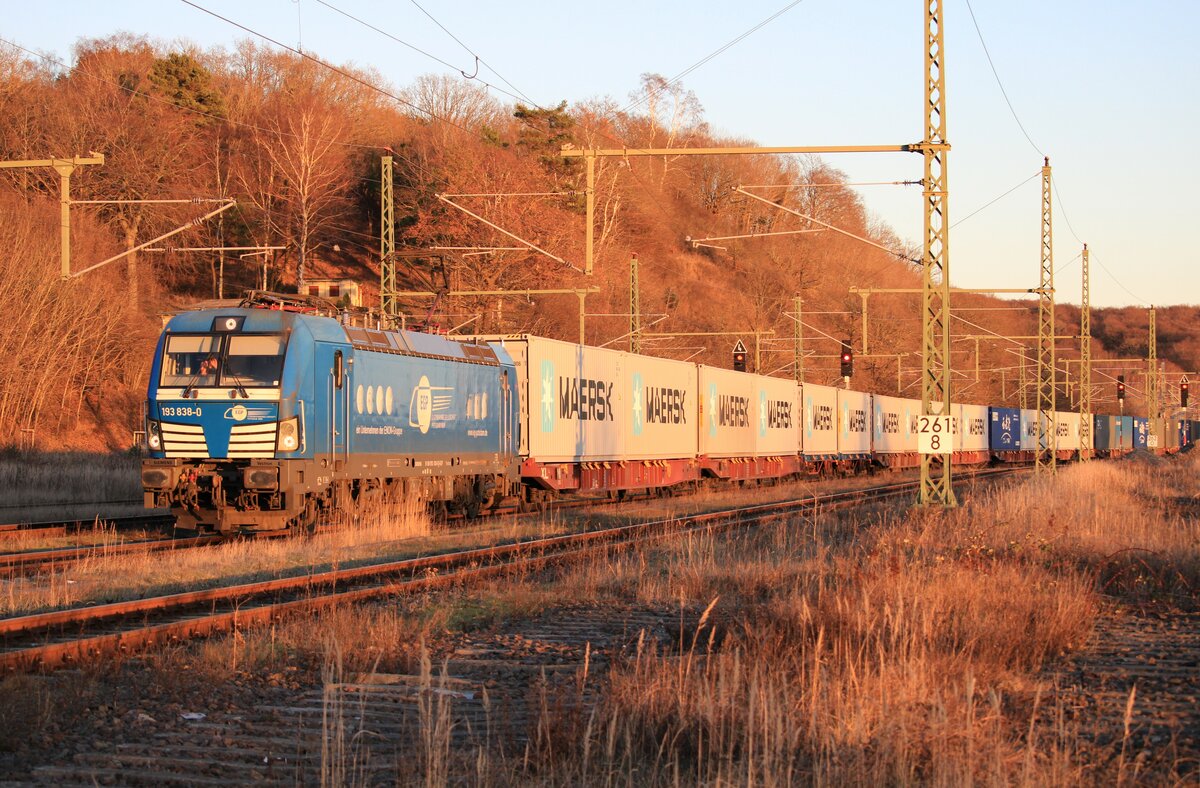 Liebe Grüße aus Lietzow mit EGP 193 838 und Containerzug von Mukran nach Hamburg (06.01.2022).