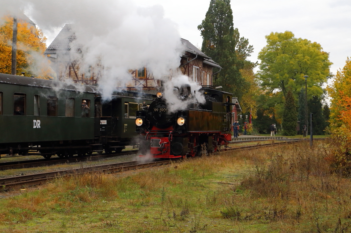 Liebeserklärung in Dampf! Ob das von 99 5901 so kunstvoll produzierte Dampfherzchen wohl für den Fotografen gedacht war? ;-) (Aufnahme am 23.10.2016 im Rahmen einer Sonderzugveranstaltung der IG HSB im Bahnhof Harzgerode)