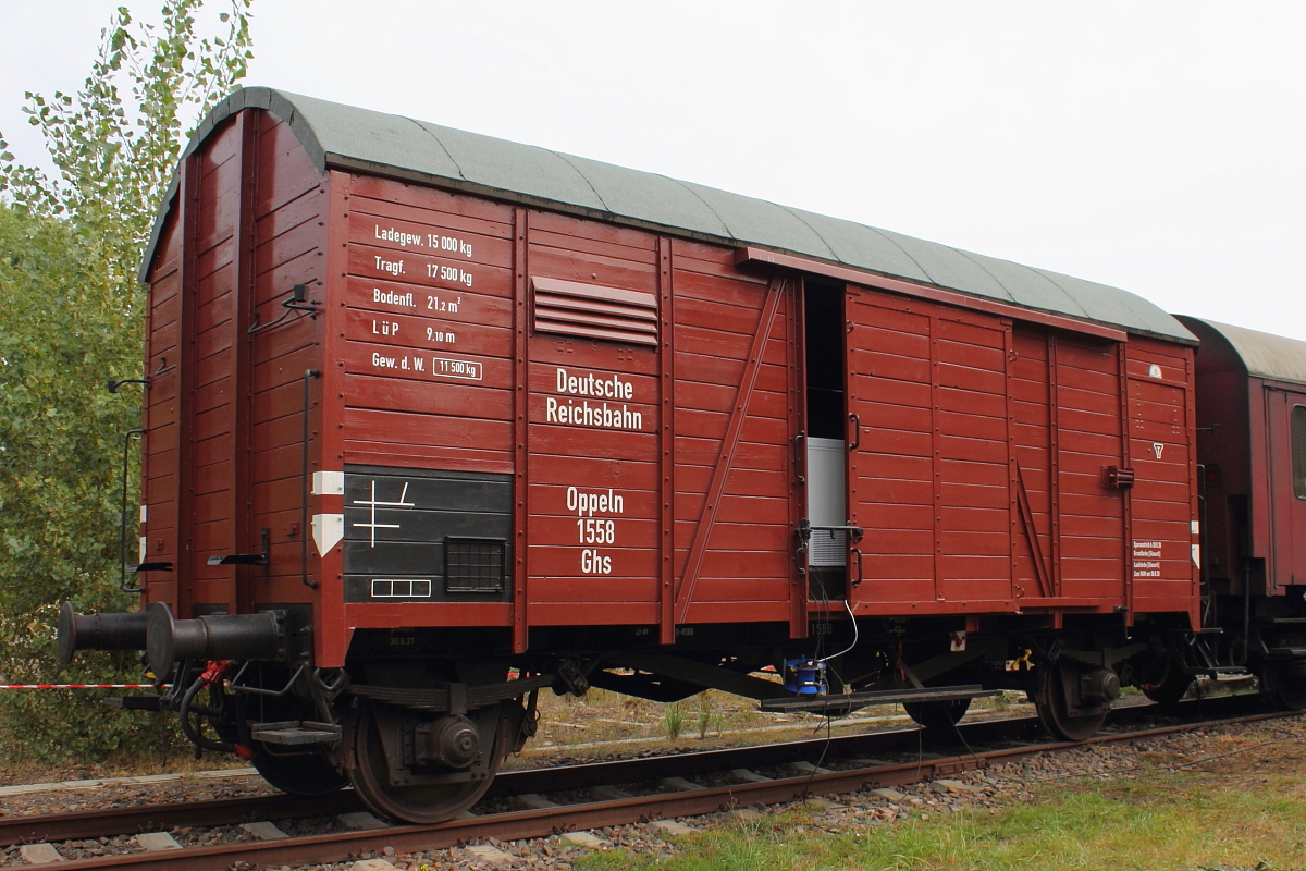 Liebevoll aufgearbeiter Güterwagen der geschweißten Bauart Ghs Oppeln.
So gesehen beim 13. Bahnfest am 17.09.2016 im Bw Schöneweide.
