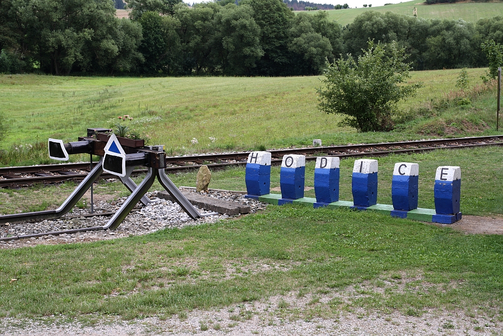 Liebevoll gestaltetes Bahnhofs schild  im Bahnhof Hodice. Bild vom 10.August 2019.

