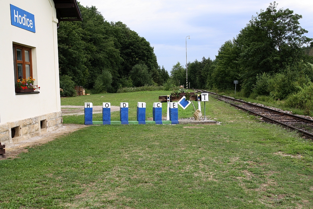 Liebevoll gestaltetes Bahnhofs schild  im Bahnhof Hodice. Bild vom 10.August 2019.