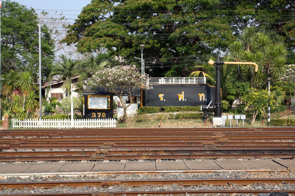 Liebevolles Arrangement im Depot Phitsanulok am 28.März 2023. Das Führerhaus der 370 wird als kleiner Tempel verwendet.