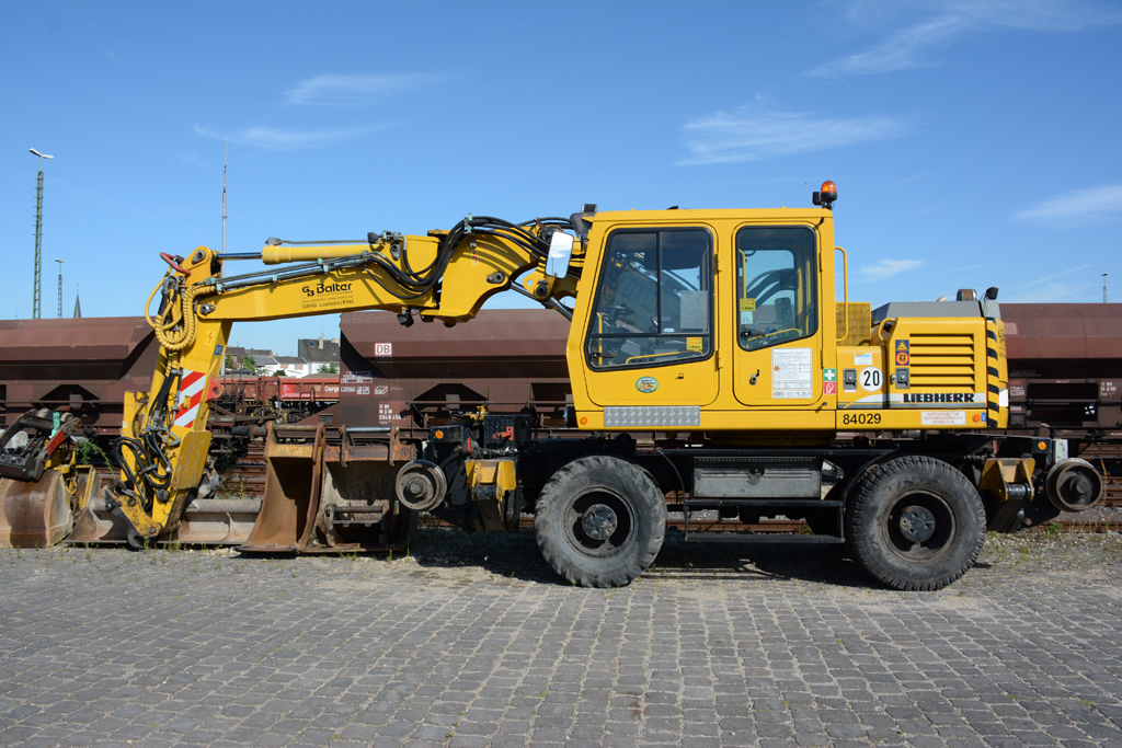 Liebherr 900, 2-Wege-Bagger am Bf Euskirchen - 26.08.2016