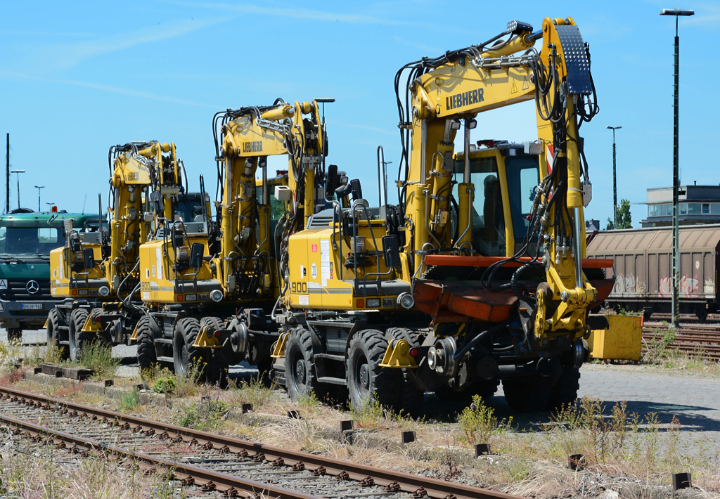 Liebherr 900 2-Wege-Bagger im Dreierpack am Bf Euskirchen - 06.06.2014