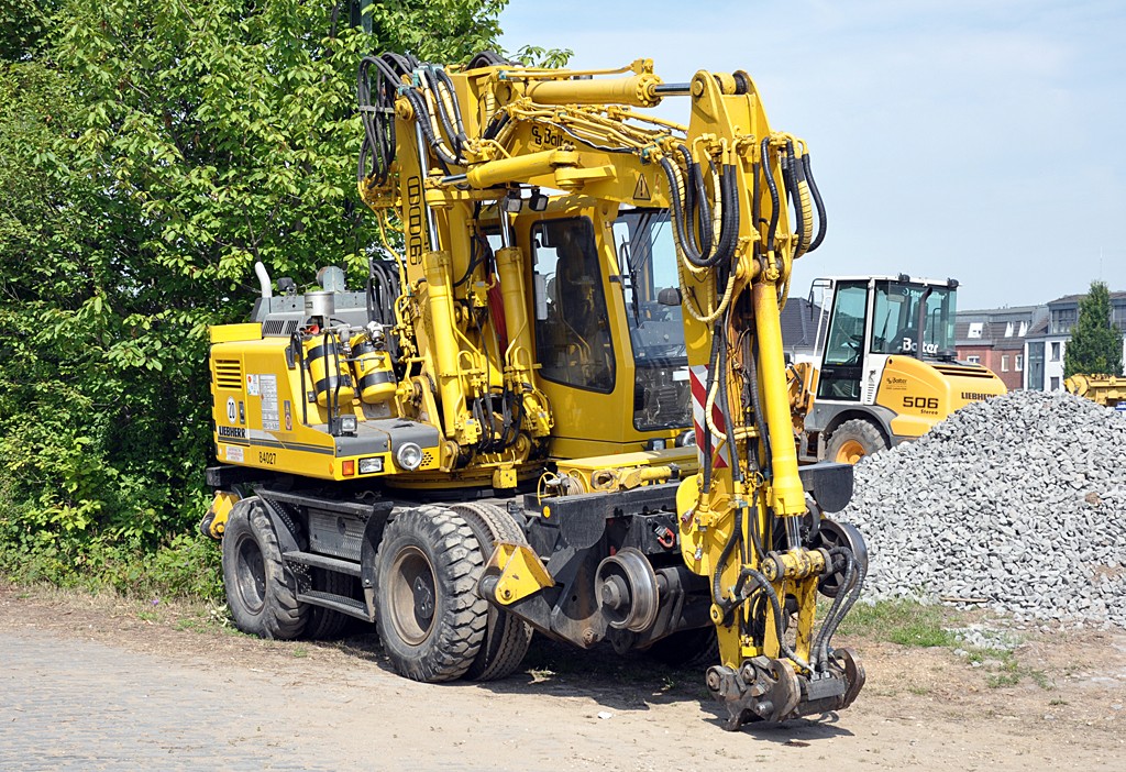 Liebherr 900 Zweiwegebagger am Bf Euskirchen - 17.07.2013