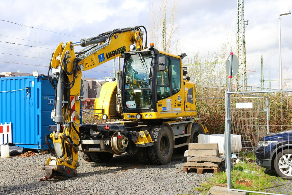 Liebherr 920 Rail am 26.03.23 in Bad Vilbel Bhf 