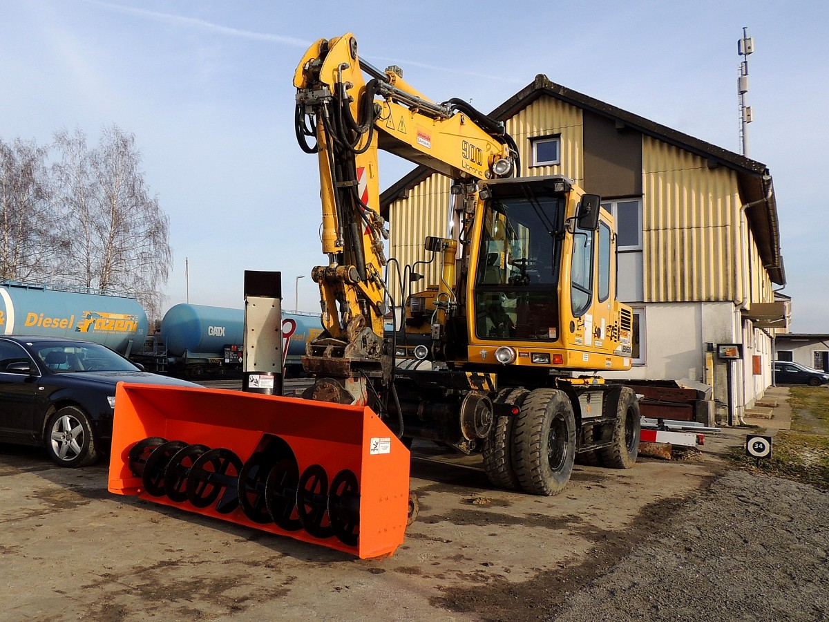 LIEBHERR A900 C-ZW Litronic(99819901077-3)wartet samt Schneeräumgerät am Bhf. Ried auf die weisse Pracht; 151211