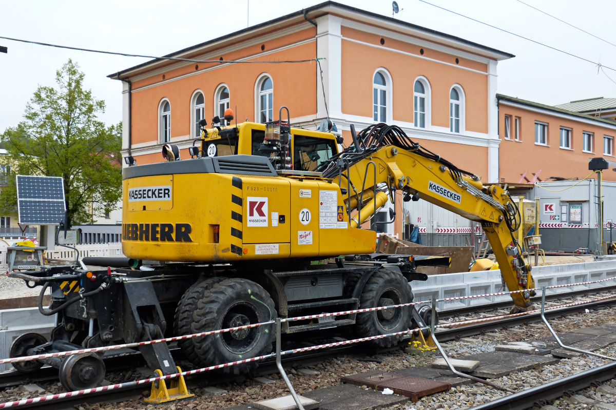 Liebherr Zweiwegebagger abgestellt für den barrierefreien Ausbau der Bahnsteige am Bahnsteig 1 im Bahnhof Passau 23.04.2016