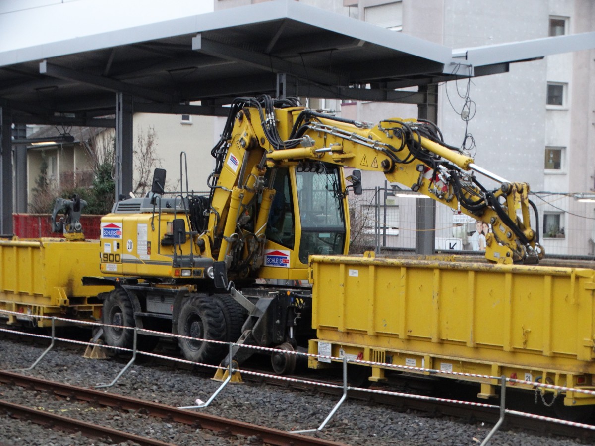 Liebherr Zweiwegebagger am 30.12.15 in Frankfurt am Main Höchst Bhf. Vom Bahnsteig aus fotografiert