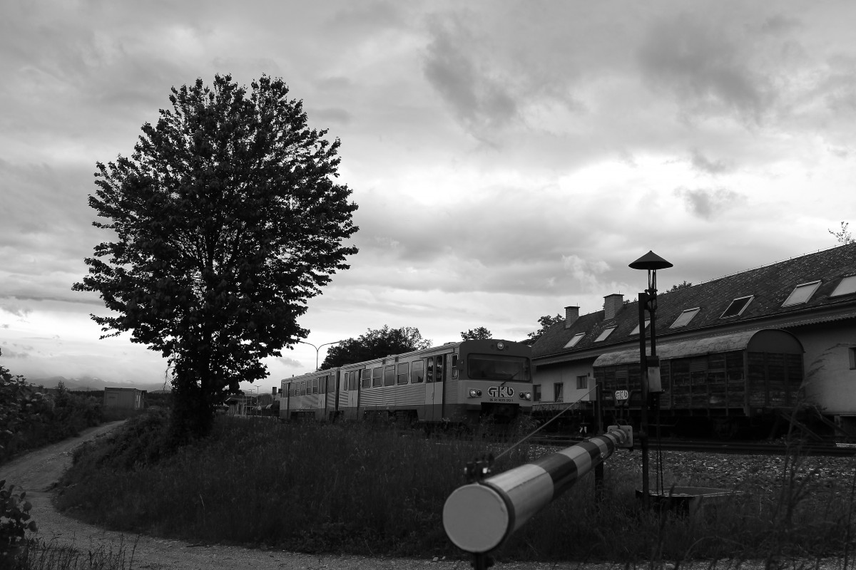 Lieboch Anfang der 80iger Jahre ,..... 

Nein 16.05.2014 schreibt der Kalender als VT 70.10 den Bahnhof gen Graz verlässt . Vorbei an dem Urigen Bimmelschranken und so manch bereits ausgemusterten Güterwagen rattert der Diesel-Elektrische Triebwagen von SGP Graz an mir vorbei ! Die guten alten Herren haben brav Ihren Dienst getan und werden aus der Geschichte der Graz Köflacher Eisenbahn wohl nicht verschwinden.  