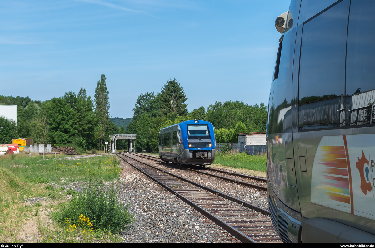 Ligne des Horlogers: Zugkreuzung im Bahnhof Saône am 16. Juni 2017 zwischen dem TER 96408 von La Chaux-de-Fonds nach Besançon-Viotte und dem in der Gegenrichtung verkehrenden TER 96413. Alle Züge auf der Linie werden mit Fahrzeugen des Typs X 73500  Baleine  gefahren, meistens in Doppeltraktion. Die Zugdichte ist allerdings, wie bei französischen Nebenlinien üblich, nicht allzu hoch und der Fahrplan mit diversen Ausnahmen recht mühsam zu lesen.