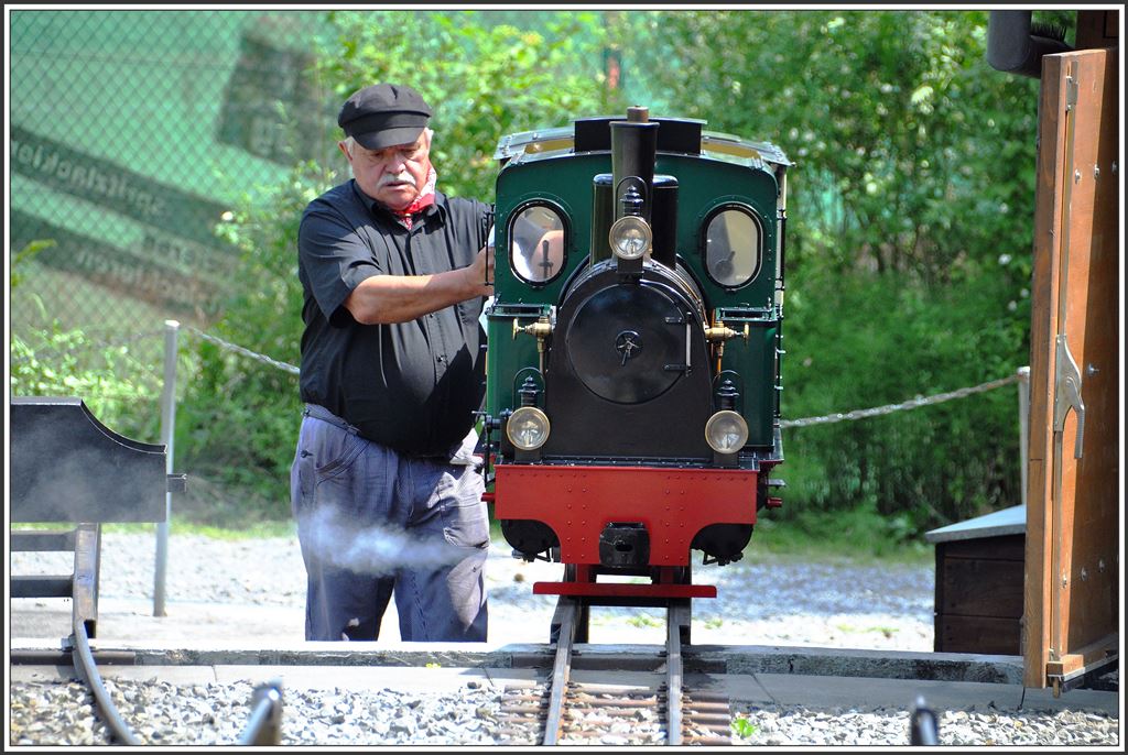 Liliputbahn Rothenburg Chärnsmatt. Dampflokvorbereitung. http://www.liliputbahn-chaernsmatt.ch/(17.06.2015)