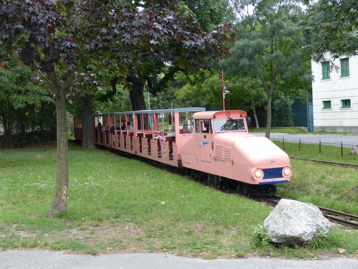 Liliputbahn im Wiener Prater, gezogen von einer 1964 für den Donaupark gebauten Diesellok. 25.8.2015, Wien