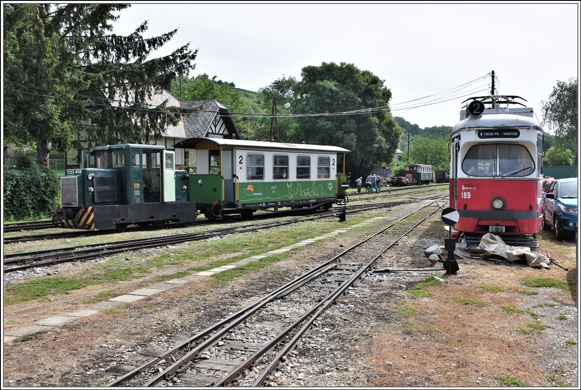 Lillafüredi Állami Erdei Vasút (LÁEV). C02-408 mit Salonwagen 33 neben ausrangiertem ex Wiener Tramwagen 189 im Depot in Majláth. (13.06.2018)
