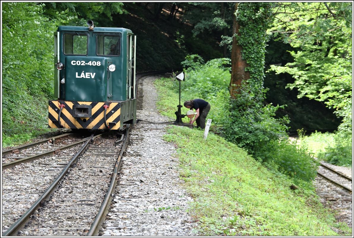 Lillafüredi Állami Erdei Vasút (LÁEV). Umfahren des Salonwagens in Papírgyár. (13.06.2018)
