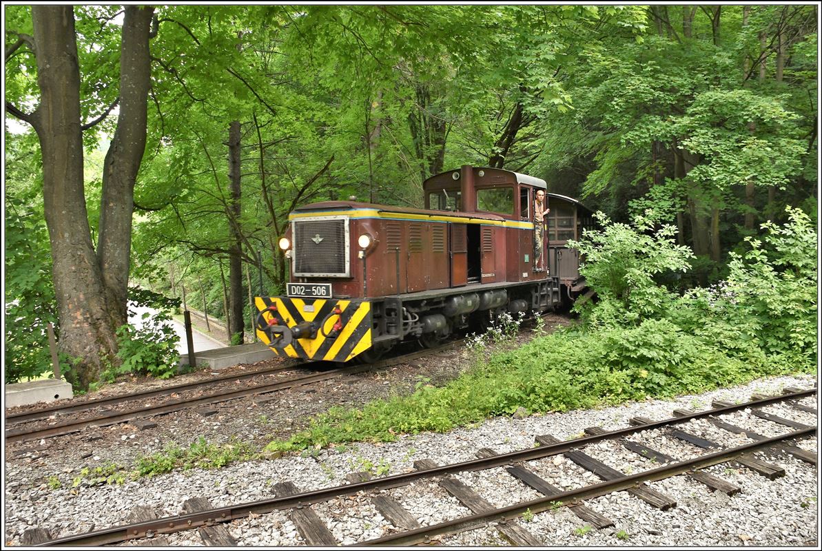 Lillafüredi Állami Erdei Vasút (LÁEV). Aus Miskolc folgt ein Regelzug mit Mk48 D02-506. (13.06.2018)