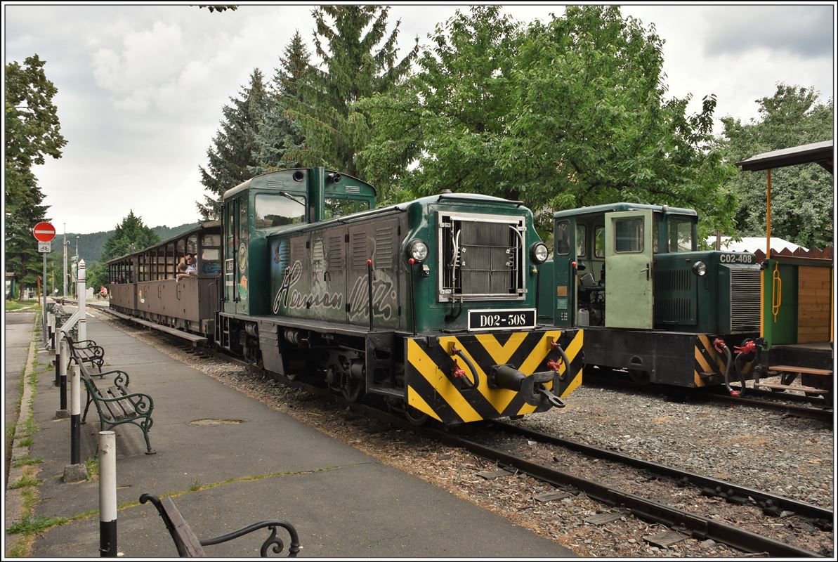 Lillafüredi Állami Erdei Vasút (LÁEV). In Miskolc Dorottya Utca begenet der C02-408 die abfahrbereite Mk48 D02-508. (13.06.2018)
