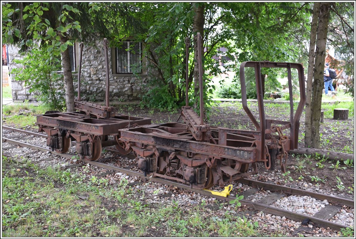 Lillafüredi Állami Erdei Vasút (LÁEV). Vor dem Depot in Majláth stehen zwei Drehschemelwagen für den Langholzransport. (13.06.2018)