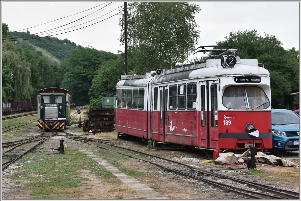 Lillafüredi Állami Erdei Vasút (LÁEV). Vor dem Depot in Majláth stehen C02-408 und ex Wiener Strassenbahn Wagen 189. (13.06.2018)