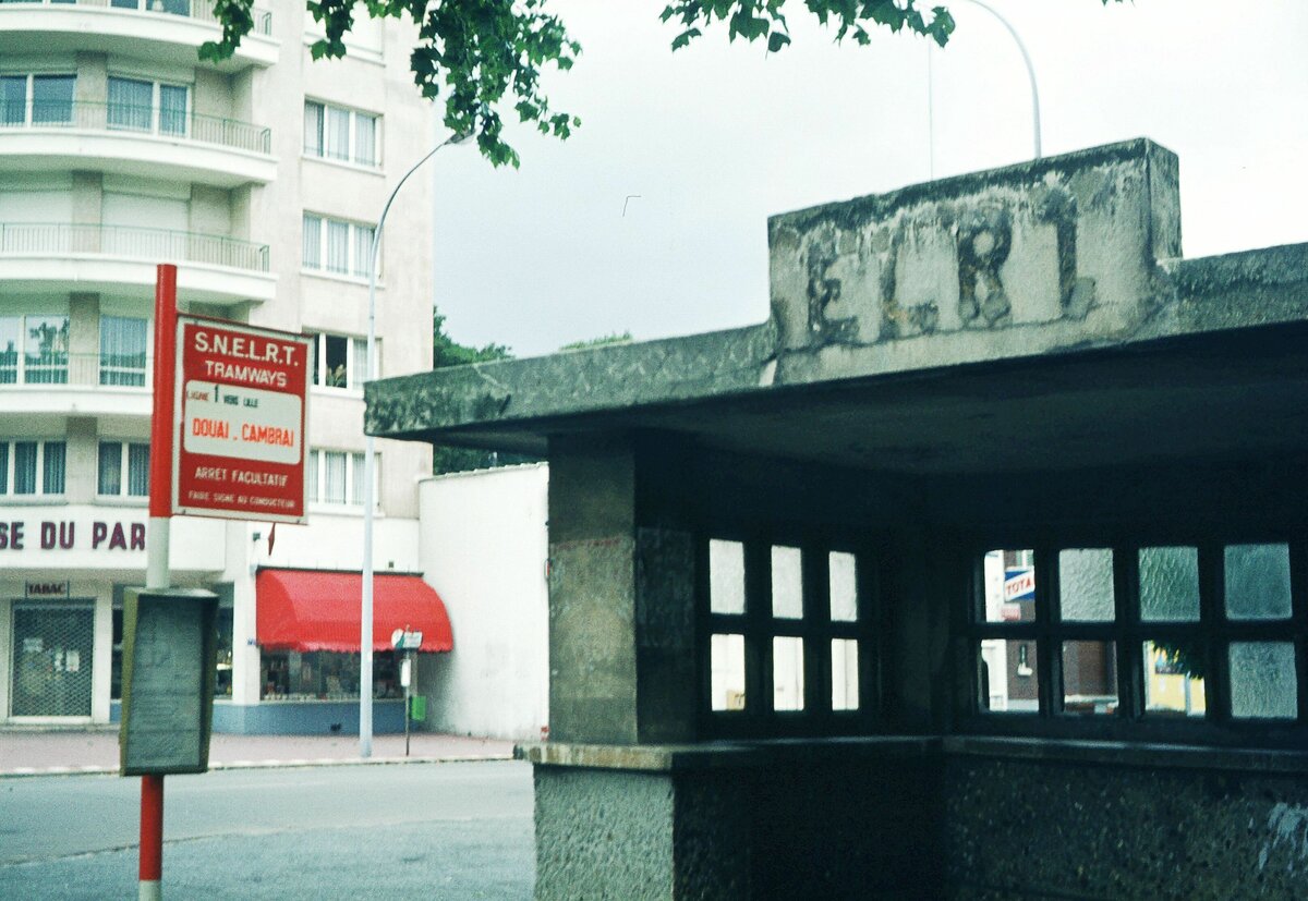 Lille abri de tramway/Wartehäuschen noch von ELRT (1905-1968),dann/alors SNELRT (bis/jusqu'à 1981) siehe Haltestellentafel/panneau d`arrêt 10-08-1974