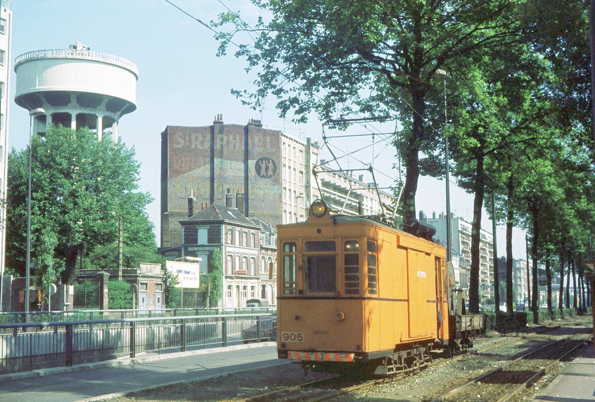 Lille SNELRT Av.de la Republique ATw/vehicule de travail no.905 + Plattformwagen/wagon plat 14-08-1974