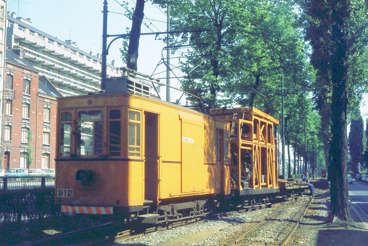 Lille SNELRT Av.de la Republique véhicules de travail/Aw no. 912 + wagon plat 14-08-1974